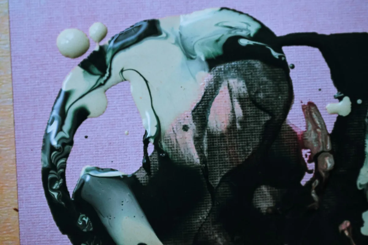 Sfondo viola chiaro con macchie di vernice caotiche vista dall'alto