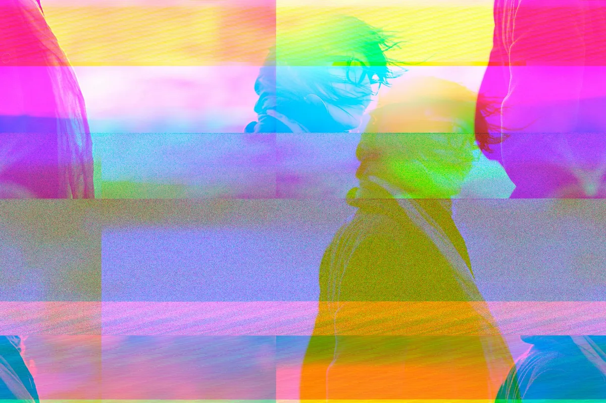 Arte glitch astratta vibrante con overlay colorati e sagome distorte.