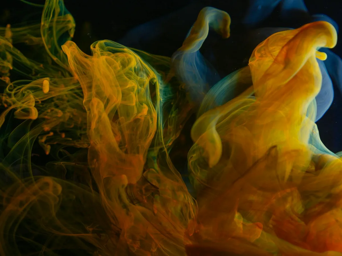 Movimento astratto di inchiostro colorato che vortica sott'acqua.