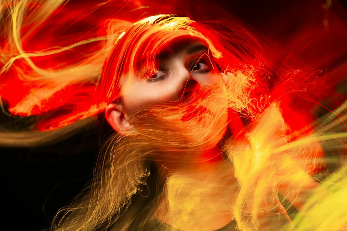 Ritratto astratto vibrante di donna con effetti luminosi notturni