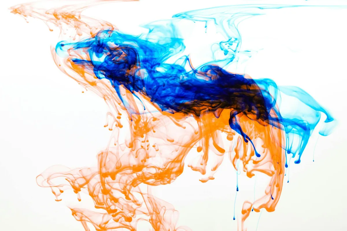 Blu e arancione vorticanti: pattern astratto dinamico