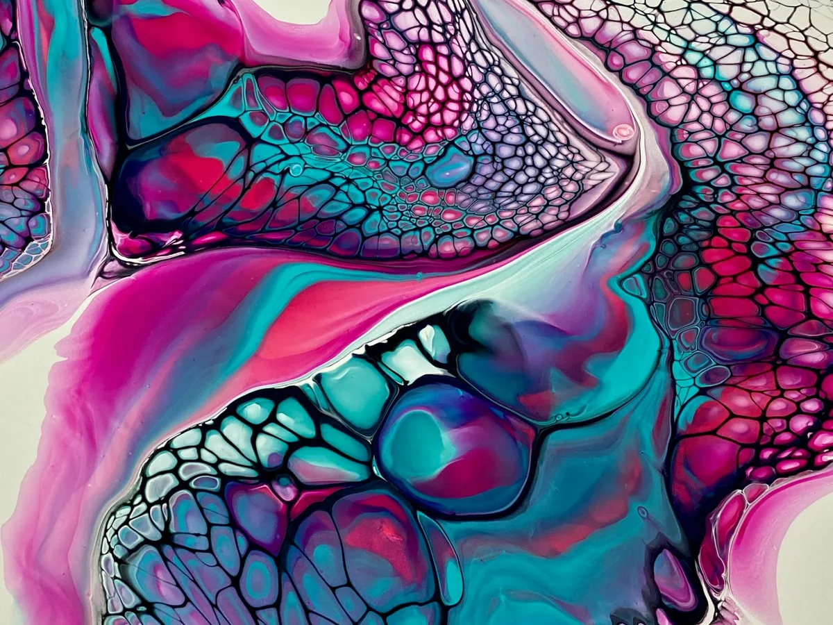 Lebendige Nahaufnahme eines fließenden Acryl-Abstract-Gemäldes mit komplexen Mustern und kräftigen Farben