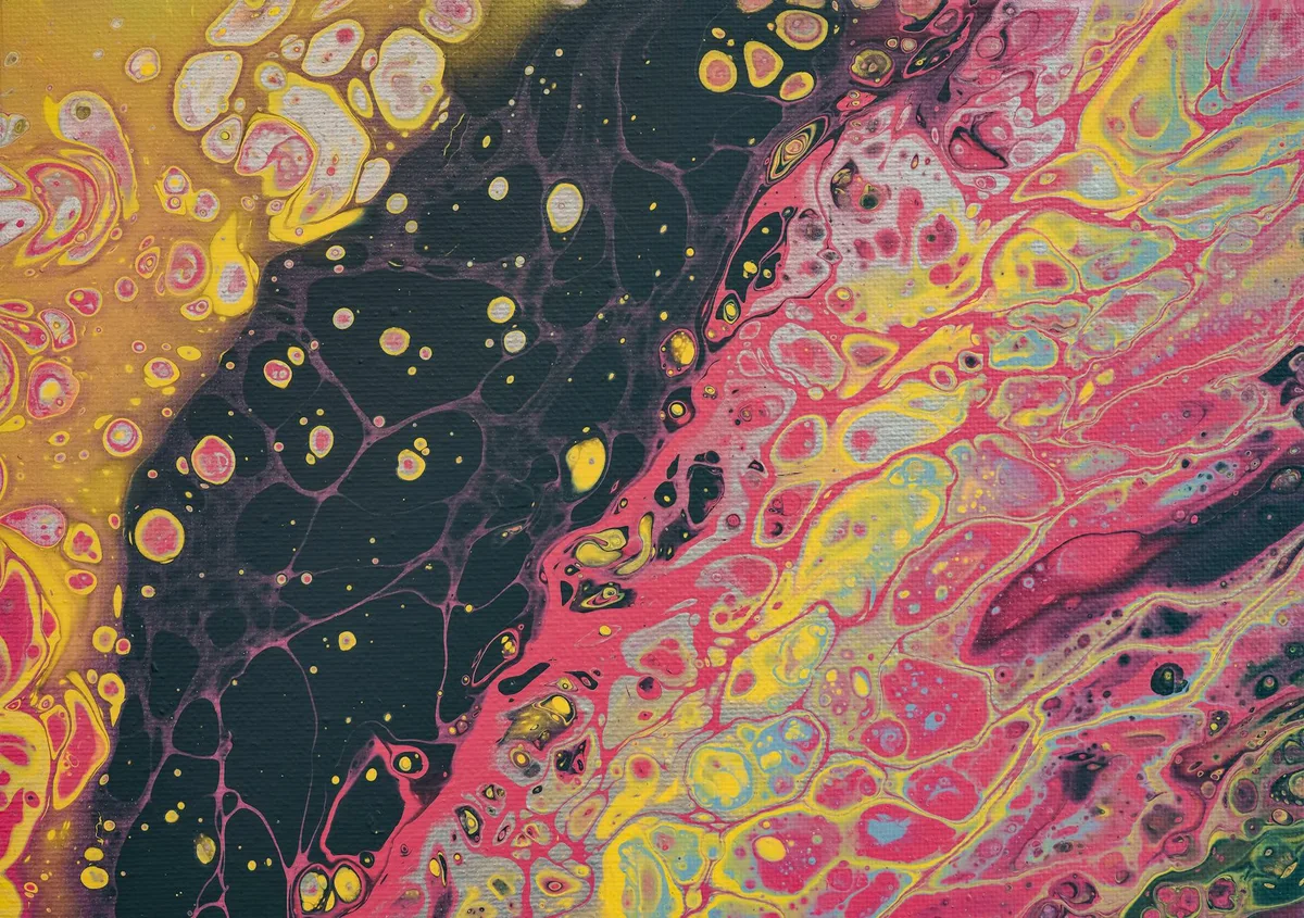 Fluid art vibrante con colori audaci e pattern organici