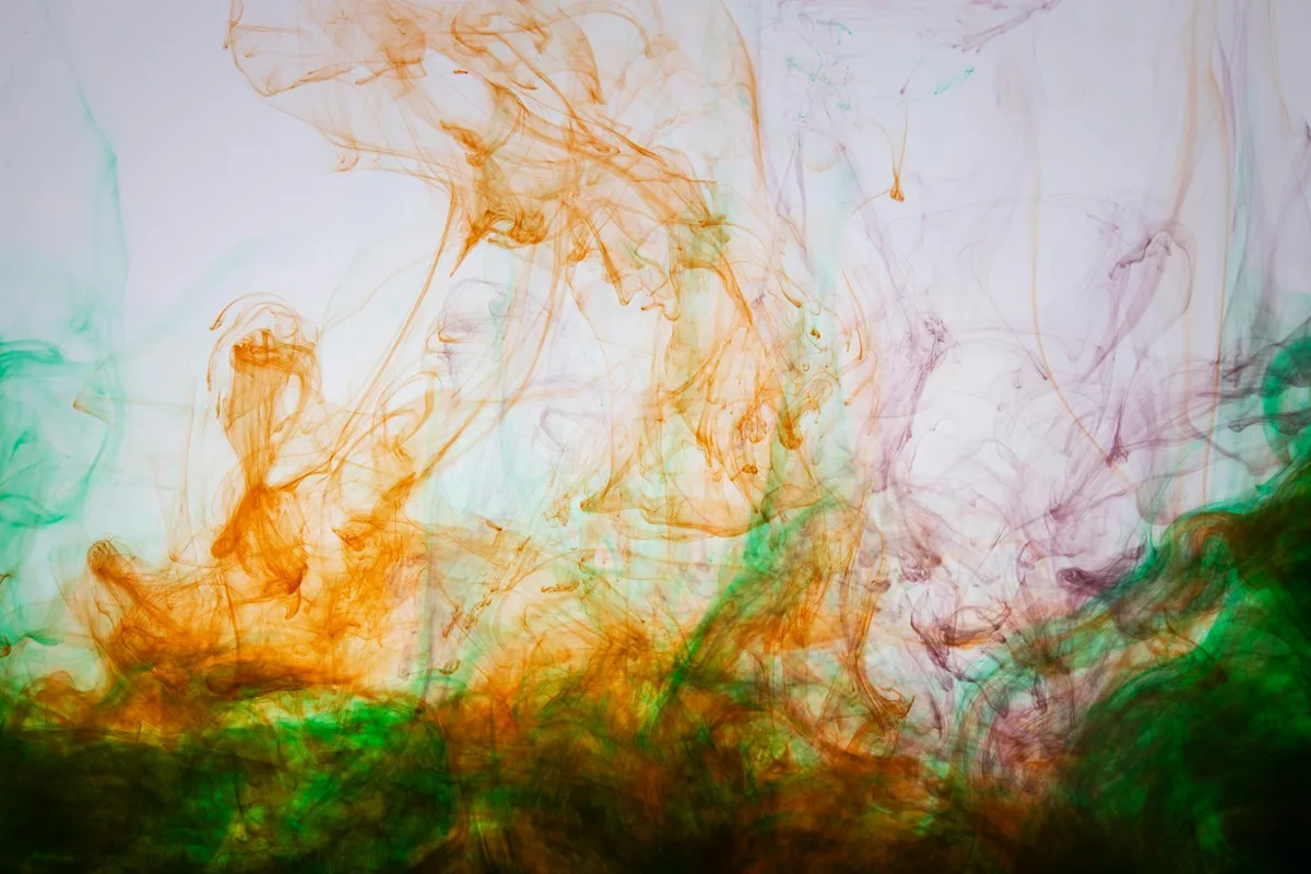 Inchiostro vorticoso in acqua, motivo astratto ipnotico.