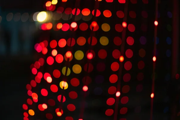Luci bokeh sfocate rosse e arancio in atmosfera calda e festosa