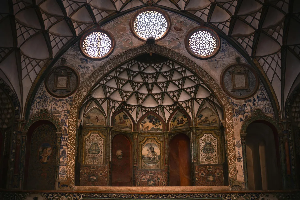 Historischer Persischer Palast Innenraum mit bemalten Bögen und Deckenmustern