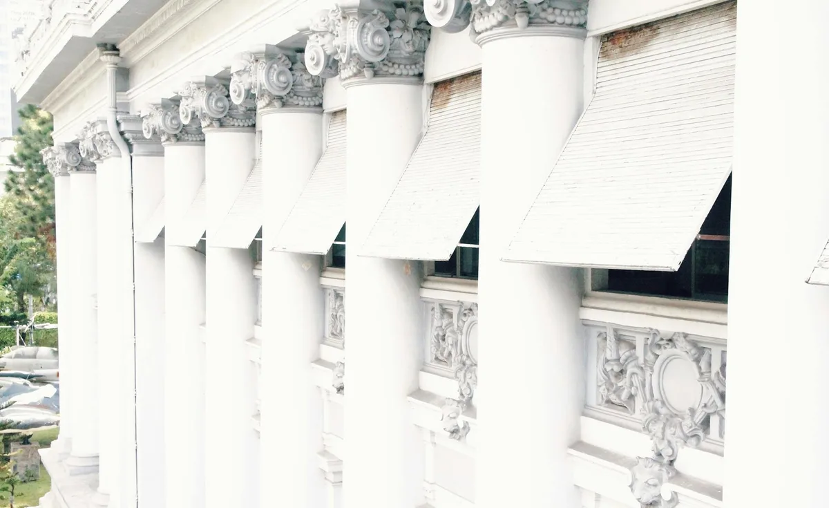 Neoklassizistische Gebäudefassade mit klassischen Säulen und detaillierten Fassaden