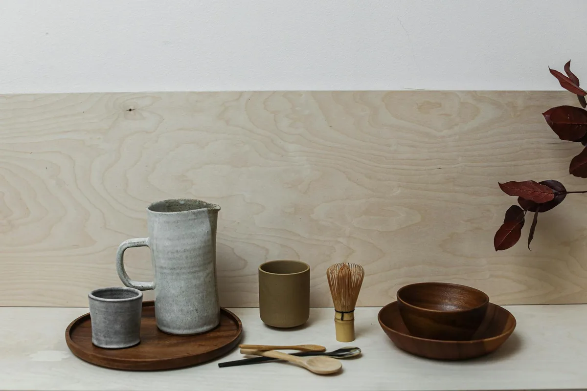 Natura morta rustica con ceramiche e utensili da cucina in legno per ispirazione decor