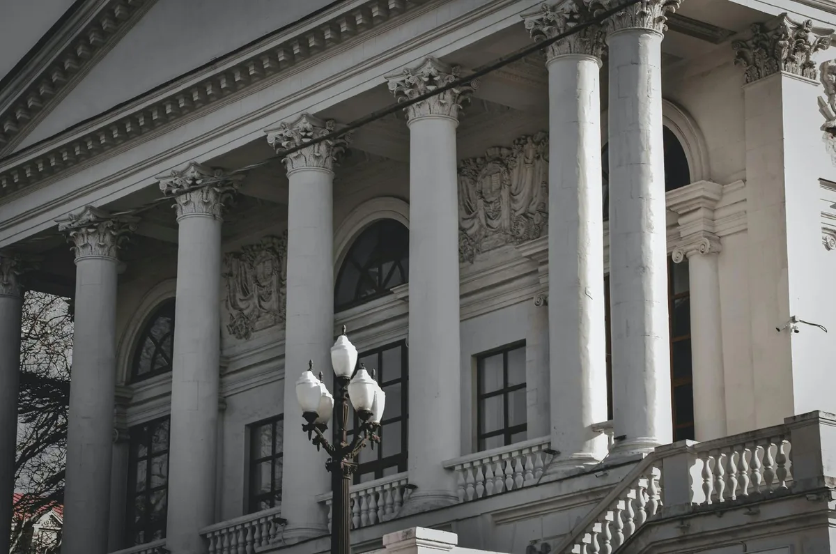 Facciata di edificio neoclassico con colonne alte e dettagli intricati