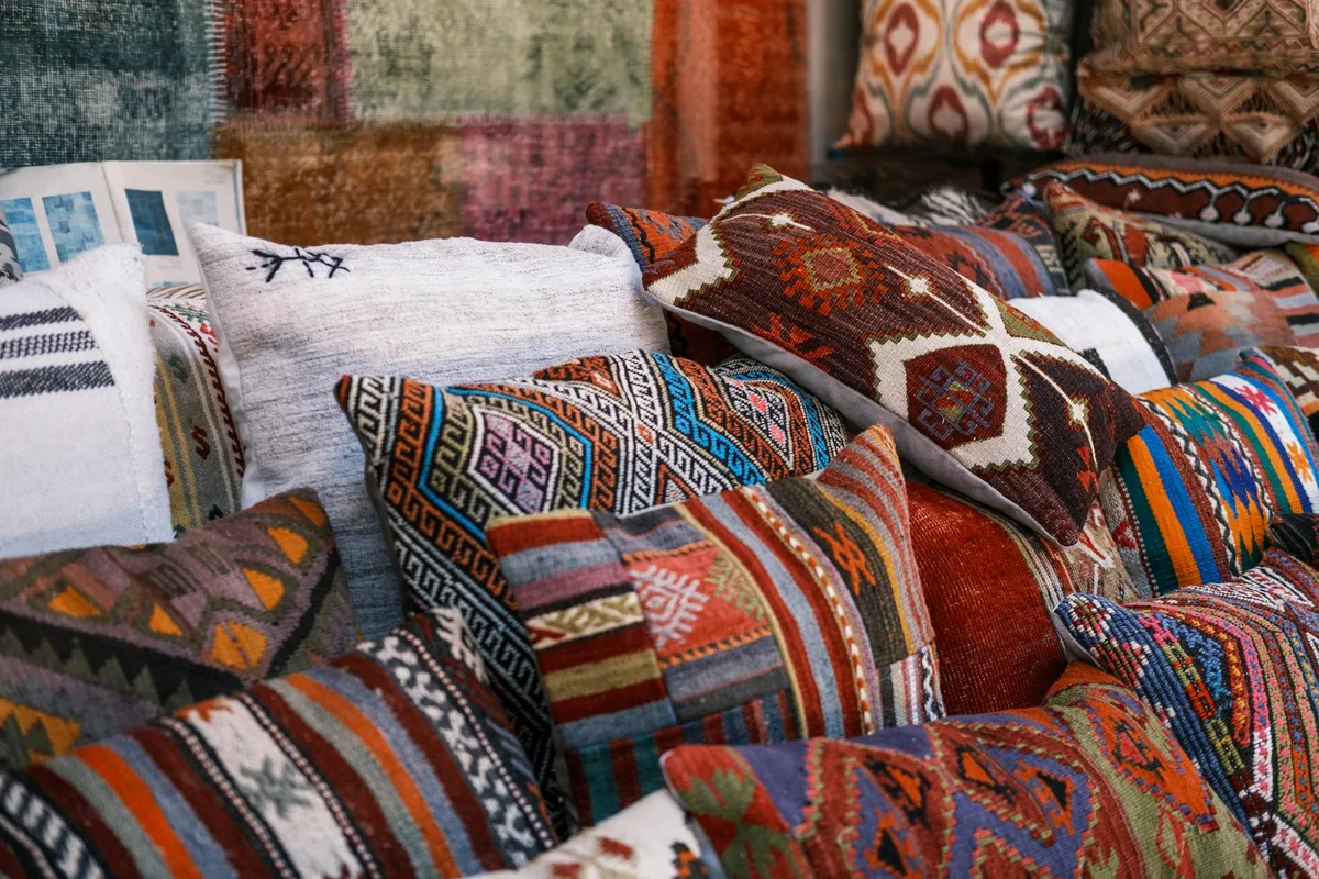 Cuscini kilim multicolori vivaci con motivi tessili intricati e design culturali ricchi