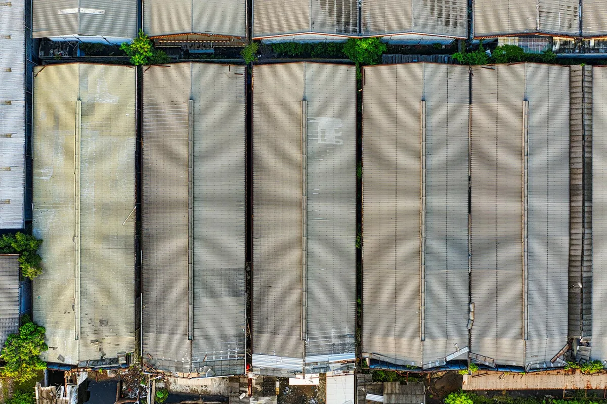 Foto aerea di grandi magazzini a Kecamatan Pademangan, Giacarta, architettura industriale