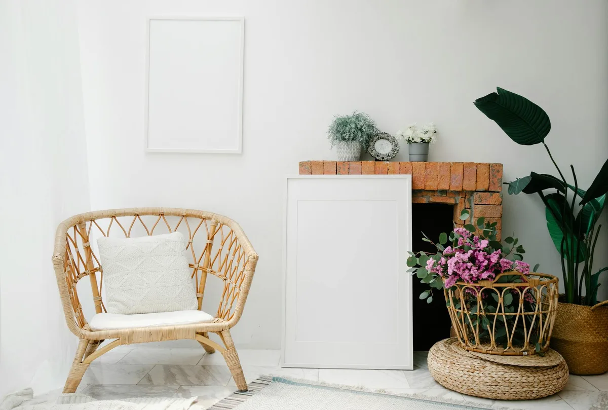 Schönes minimalistisches Wohnzimmer mit Korbmöbeln und Blumendekoration für stilvolle Häuser