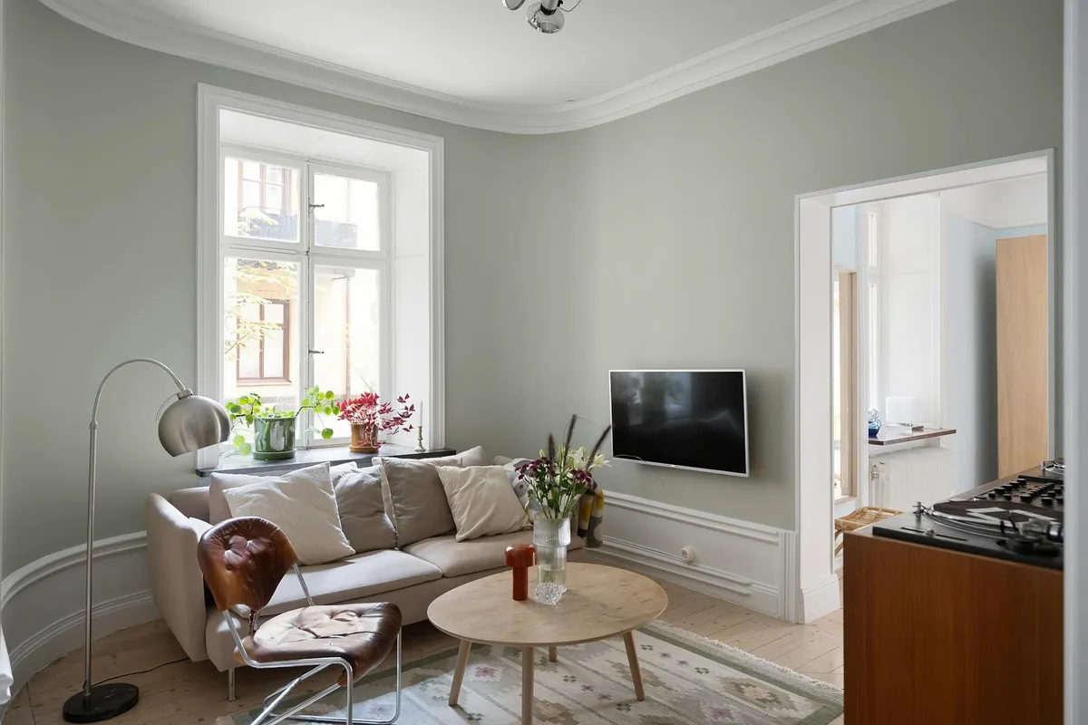 Helles Wohnzimmer mit modernen Möbeln und elegantem Dekor bei natürlichem Licht