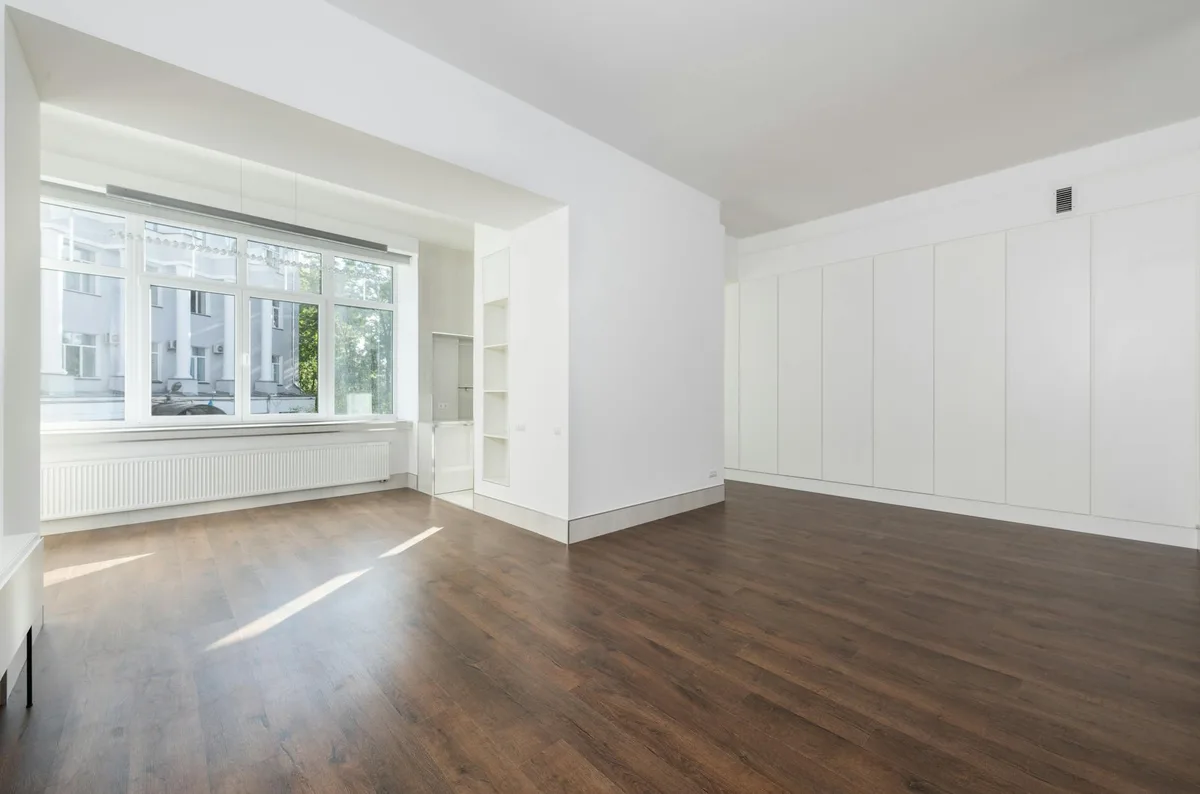 밝고 텅 빈 방, 대형 창문, 우드 플로어링이 있는 인테리어