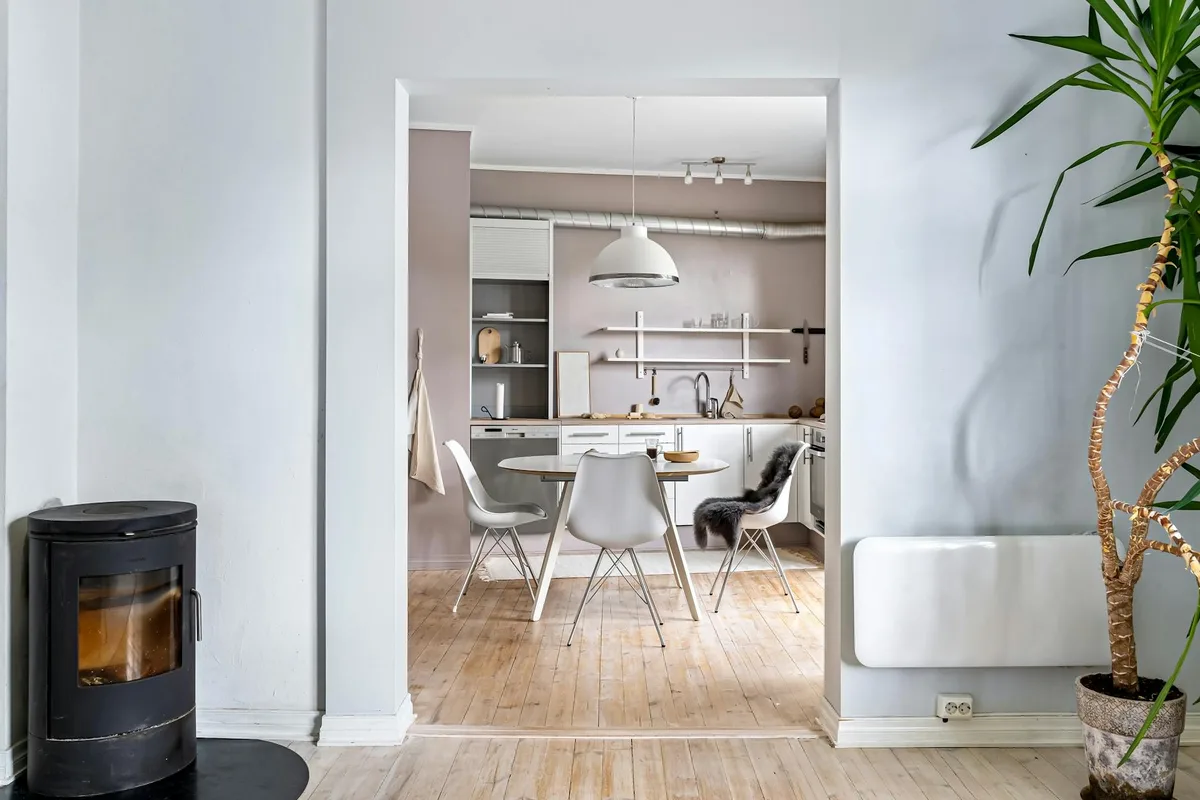 Helle Offene Küche mit Skandinavischem Design, Kamin und Holzboden