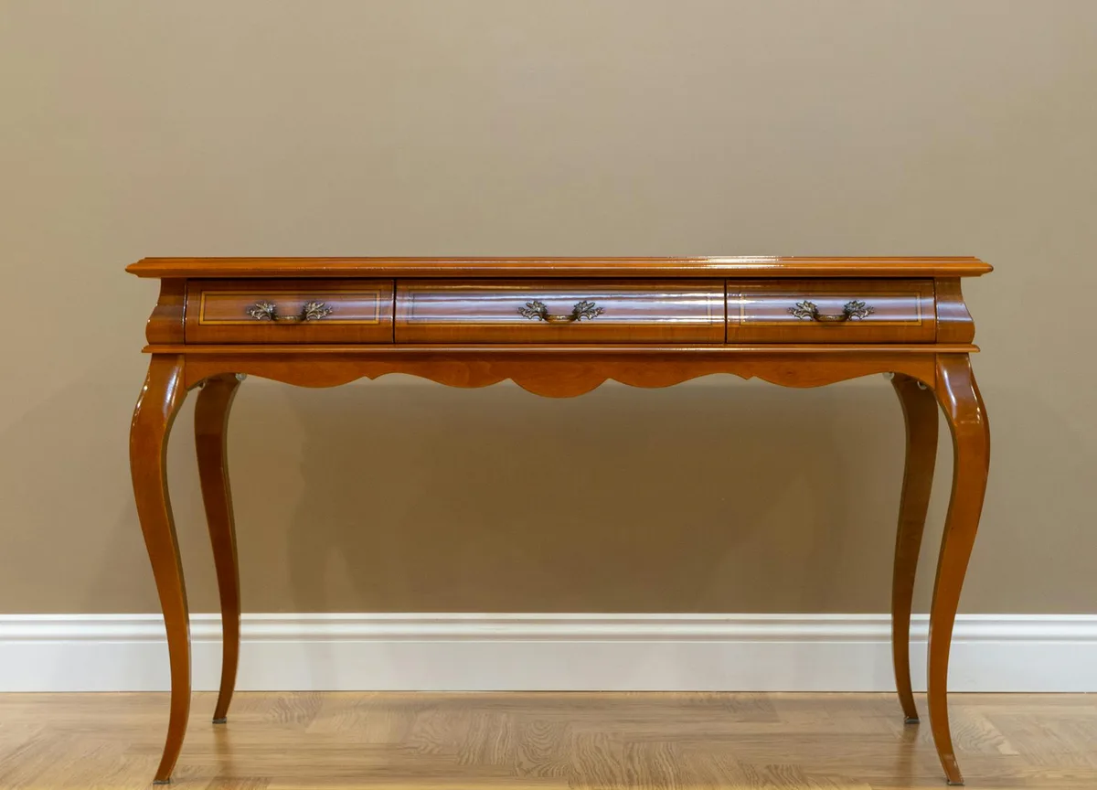 메탈 손잡이가 있는 클래식 우드 콘솔 테이블, 베이지 벽 배경