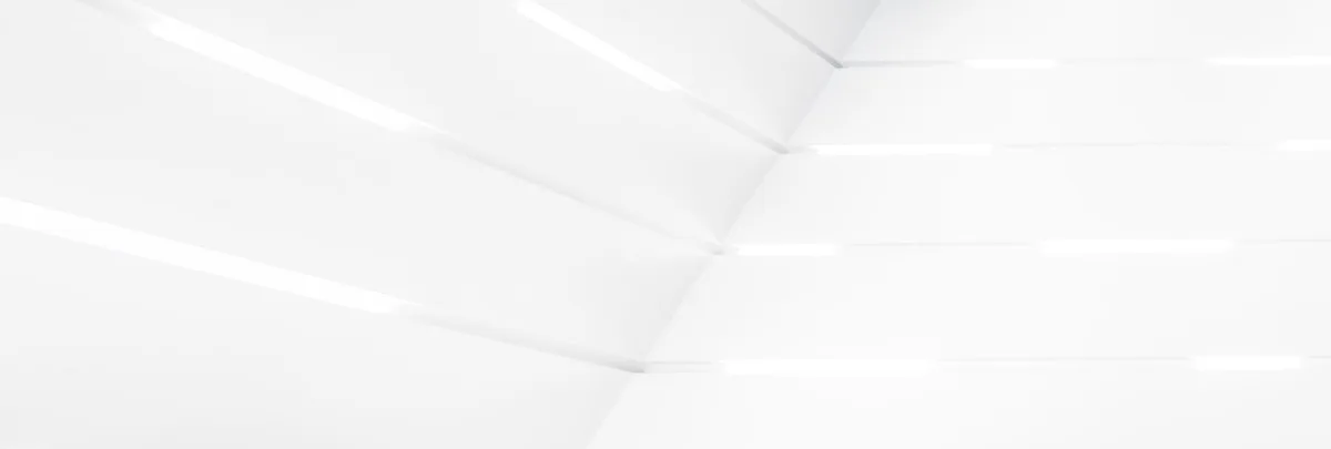 Arquitetura abstrata branca com linhas nítidas e estilo moderno.