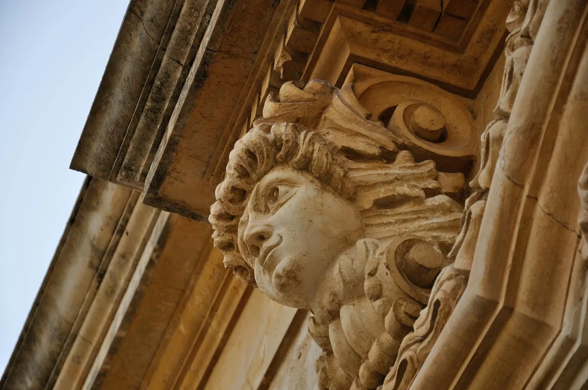 시칠리아 노토 역사적 건물의 바로크 석조 조각 클로즈업