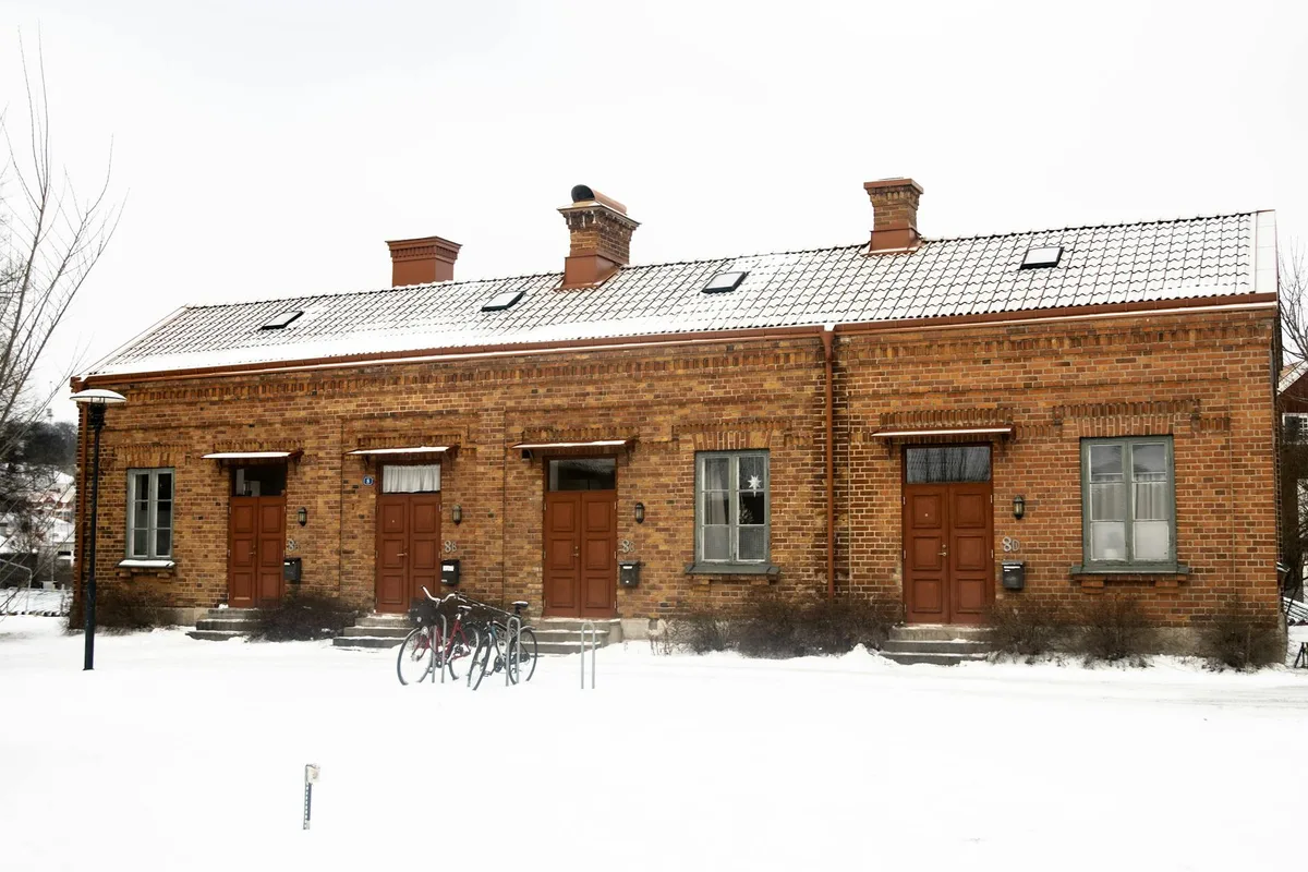 Accogliente casa di mattoni coperta di neve a Jönköping, Svezia, in inverno
