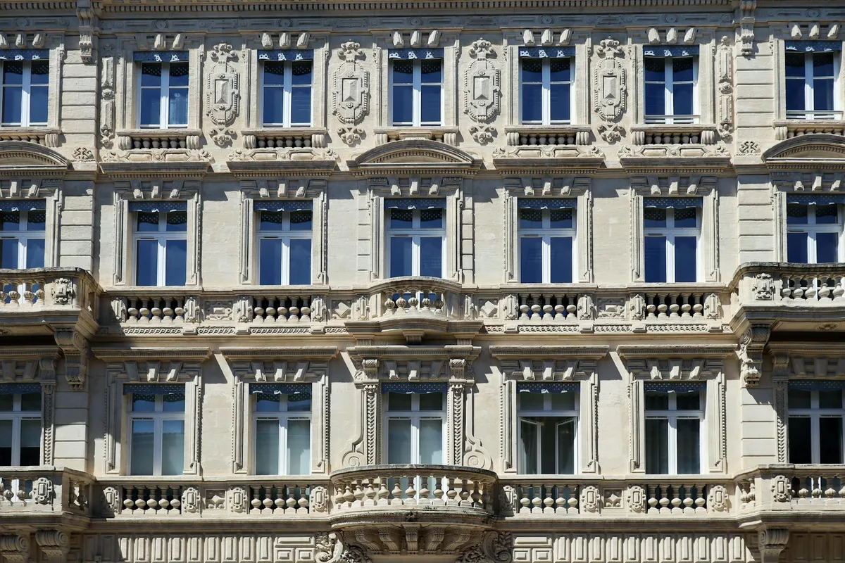 Dettaglio di una facciata storica ad Avignone con architettura classica francese