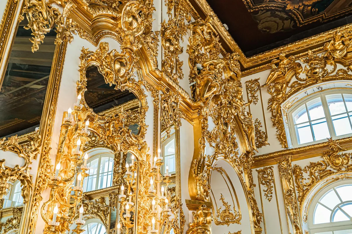 Dettaglio di un interno rococò con dettagli dorati e architettura classica