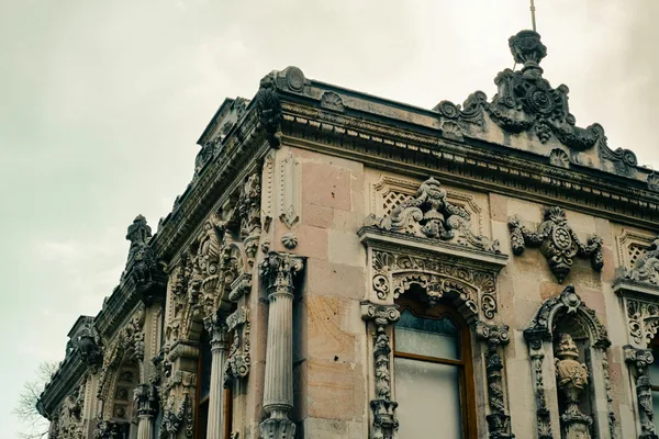 Dettaglio di una facciata storica decorata con intagli e motivi intricati