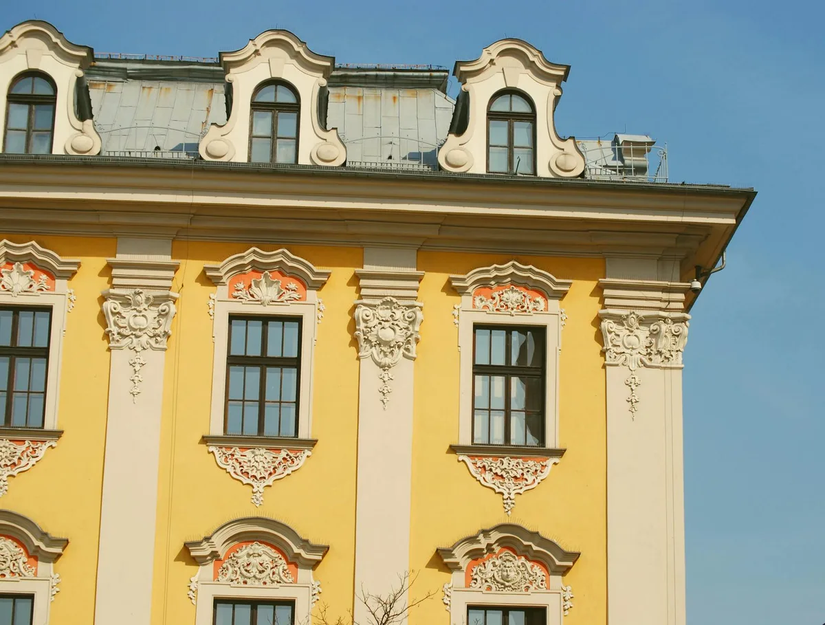 Barocke Fassade mit Zierfenstern in Krakau – klassische Architekturdetails