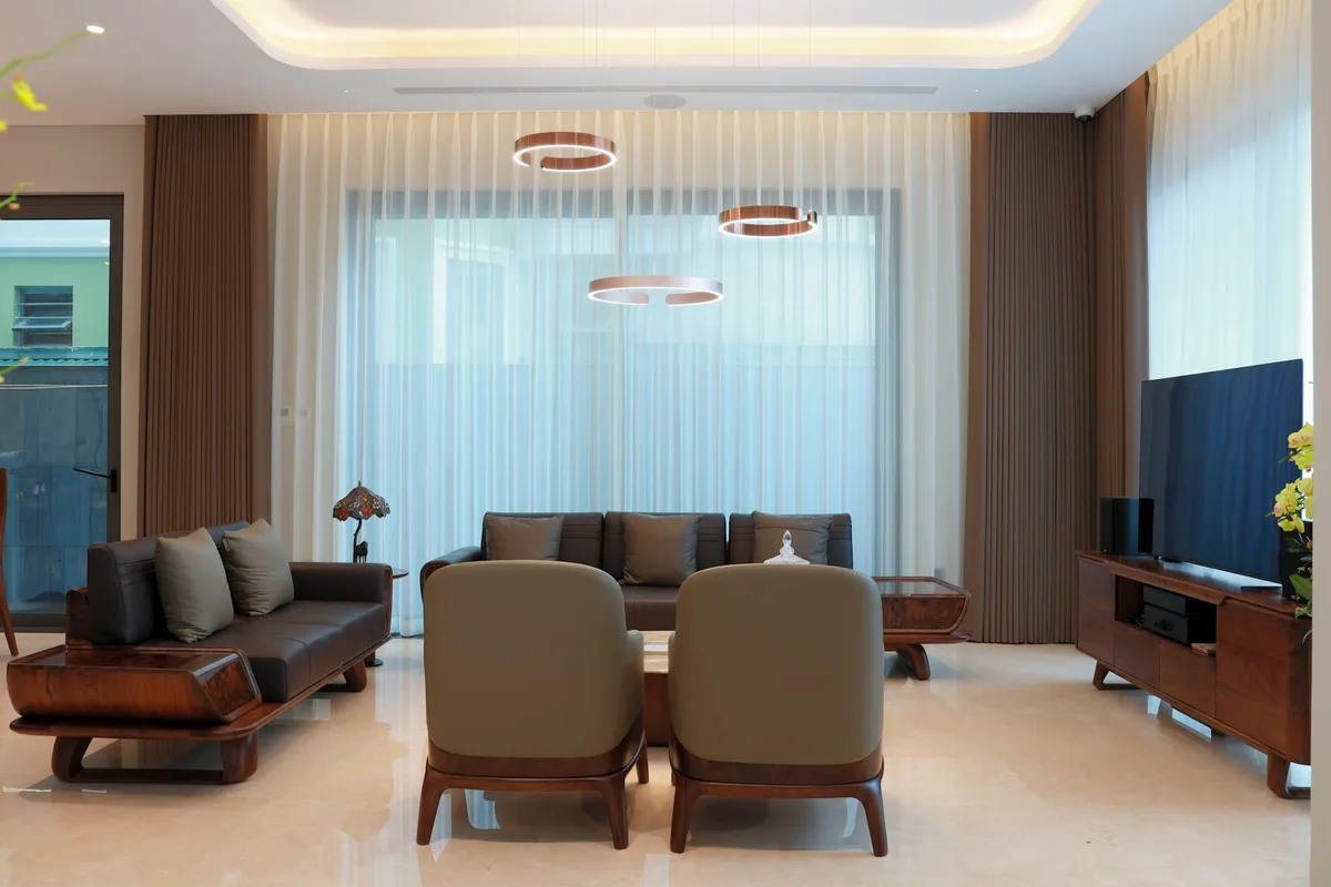 Elegantes modernes Wohnzimmer mit minimalistischen Möbeln und sanfter Beleuchtung