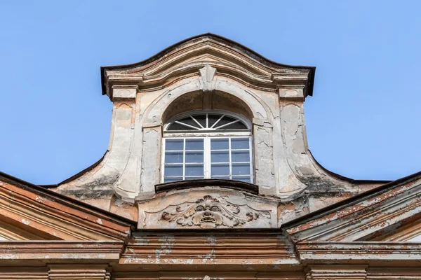 Detalhe elegante de janela de edifício histórico em Chur, arquitetura clássica
