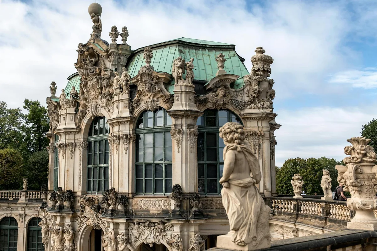 Zwinger Palace a Dresda con architettura barocca e sculture ornamentali