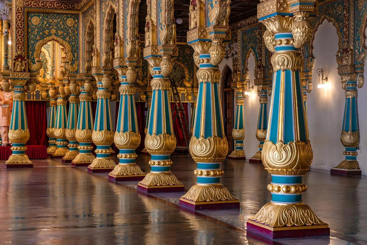 Opulentes Interieur des Mysore-Palasts mit verzierten Säulen