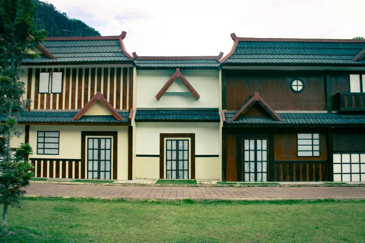 Außenansicht eines traditionellen japanischen Holzhauses mit moderner Architektur