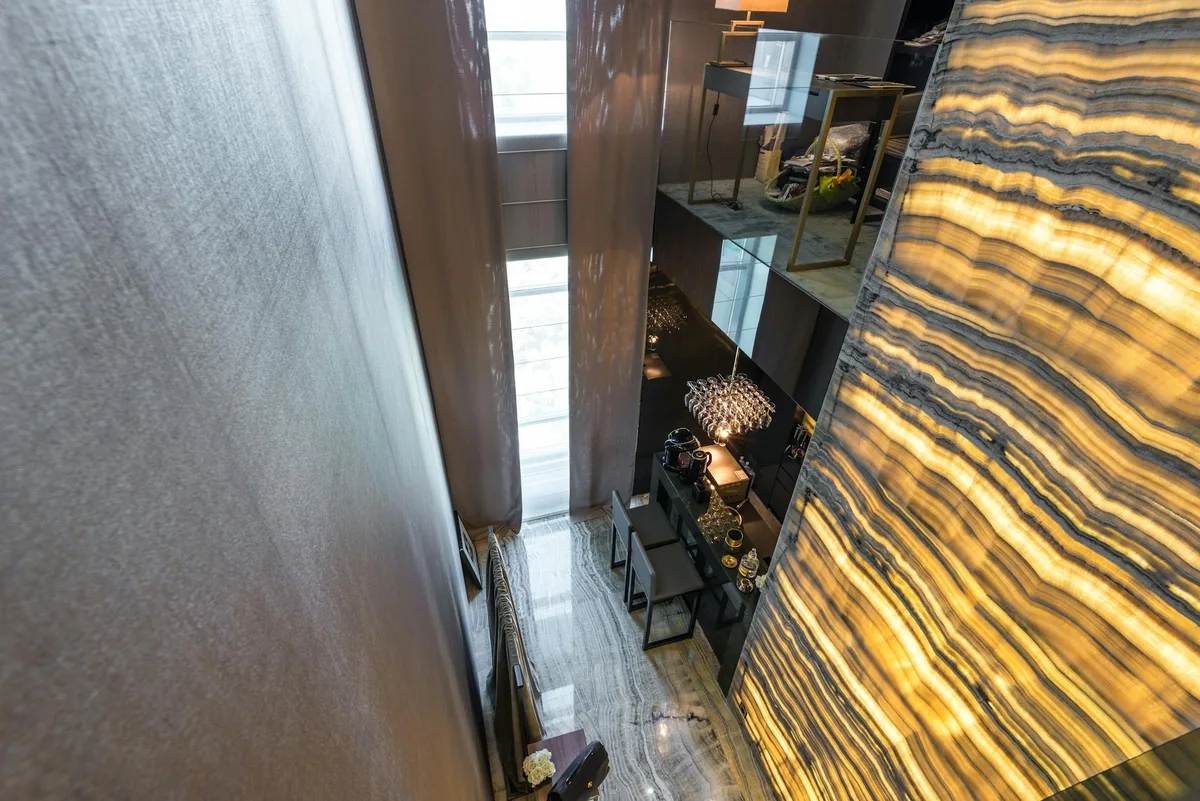 Vista dall'alto di un interno moderno con illuminazione elegante e dettagli di design