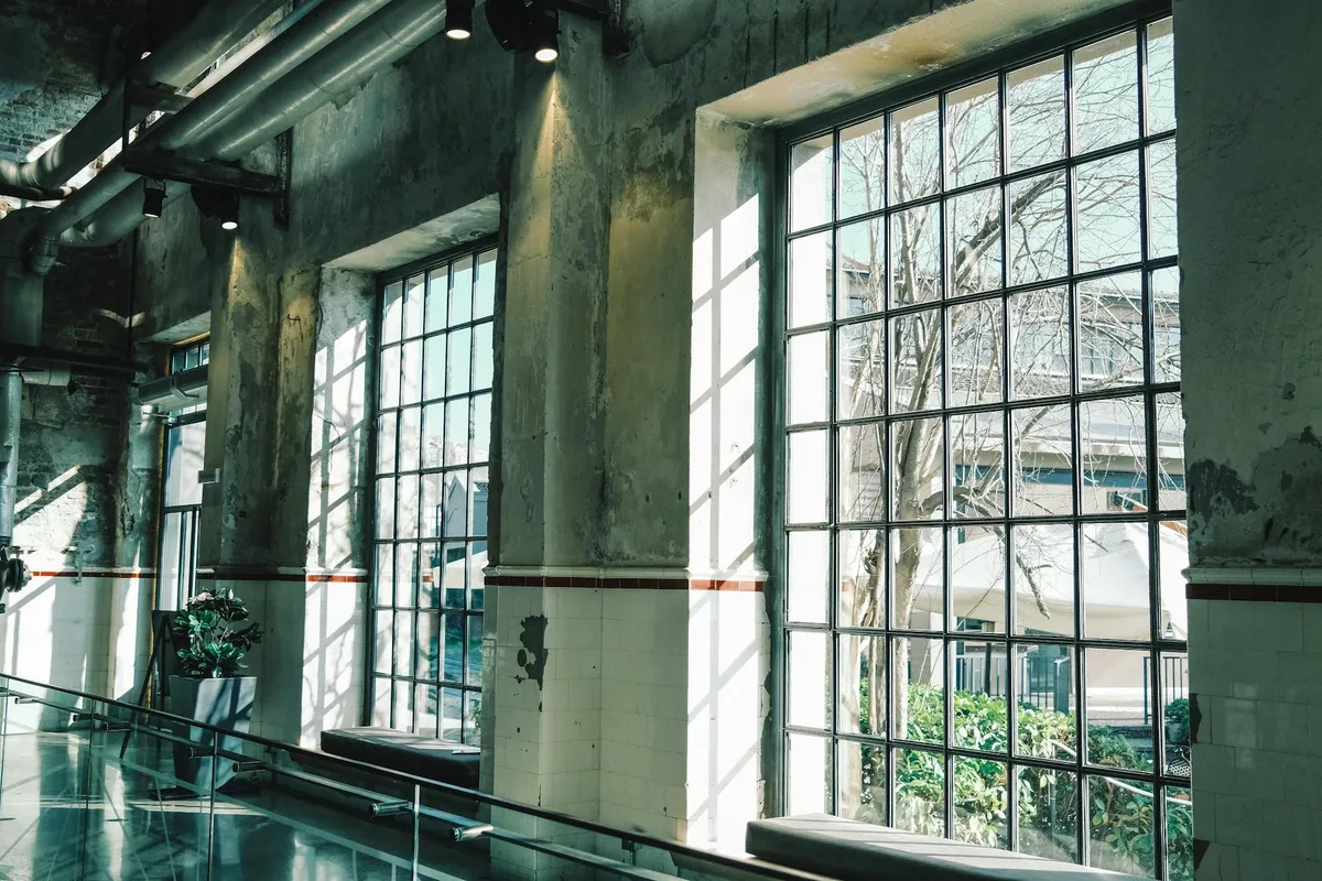 Industrie-Innenraum mit großen Glasfenstern und natürlichem Licht, heller und luftiger Raum