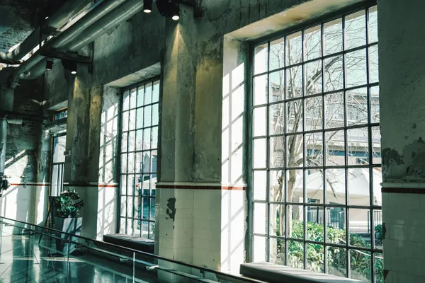 Industrie-Innenraum mit großen Glasfenstern und natürlichem Licht, heller und luftiger Raum