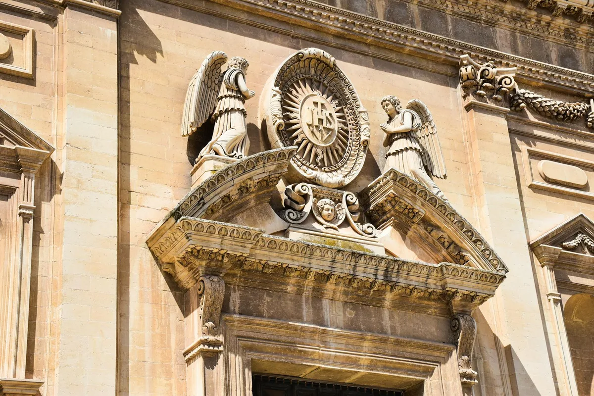 Dettaglio barocco intricato con sculture angeliche in Puglia, Italia