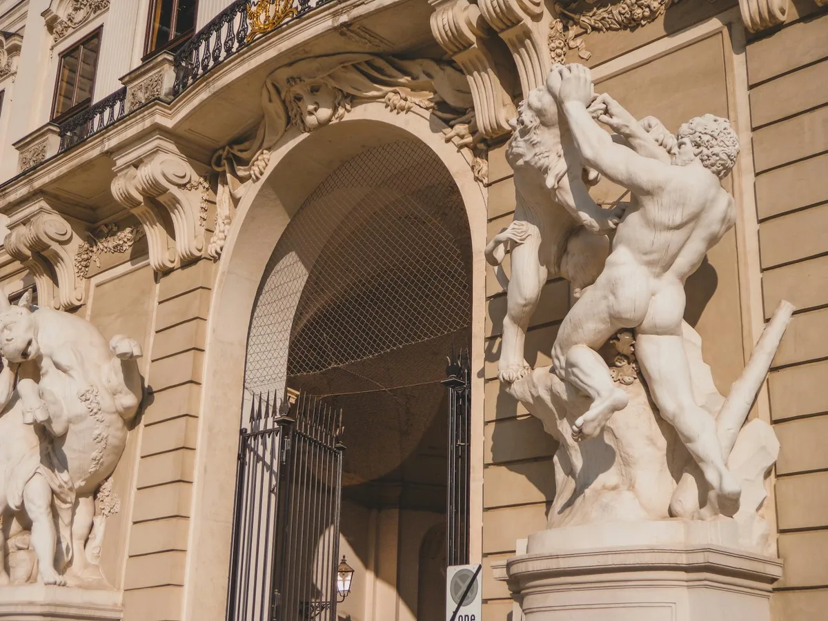 Sculture barocche all'ingresso dello storico Hofburg di Vienna sotto il sole