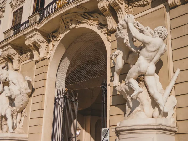 Esculturas barrocas na entrada do Palácio Hofburg em Viena sob luz solar