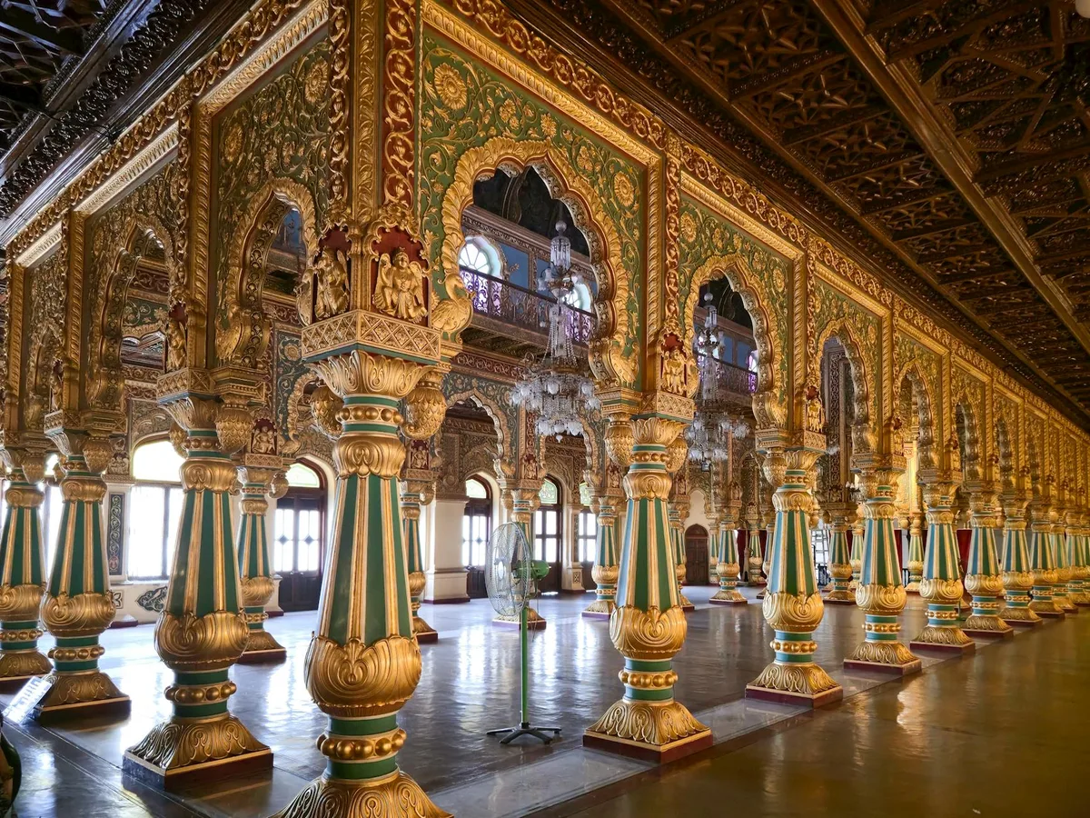 마이소르 궁전 화려한 홀의 정교한 기둥과 아치 건축 디테일