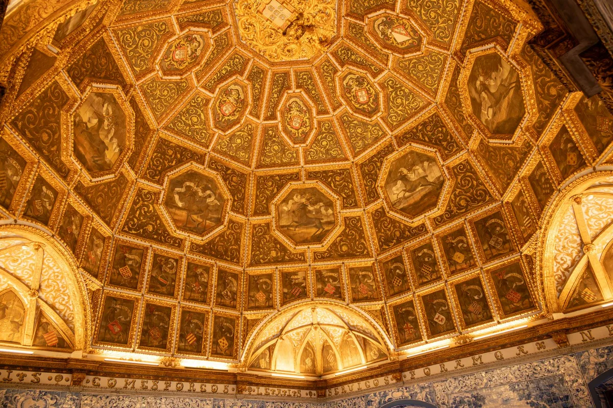 Intricato soffitto dorato del Palazzo Nazionale di Sintra, Portogallo