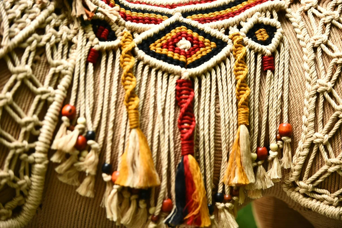 Arazzo macramè finemente progettato con motivi colorati e perline