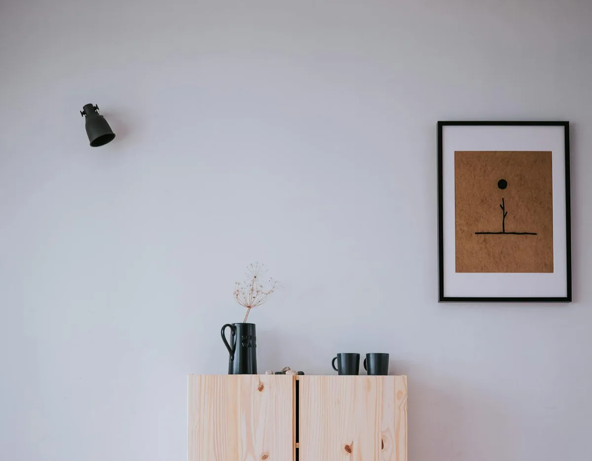Interno Japandi minimalista con arredo semplice e materiali naturali