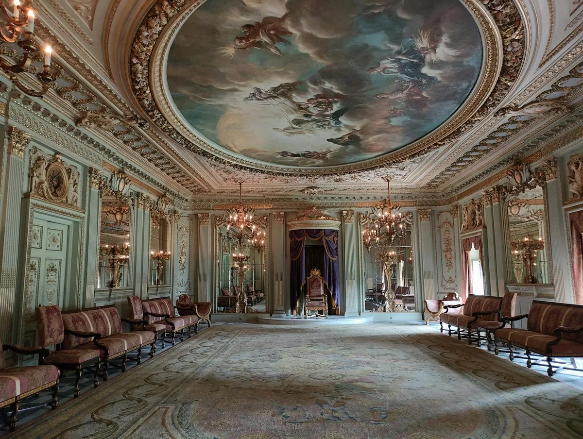 Interno sfarzoso di palazzo classico a Mumbai con soffitti ornamentali e lampadari