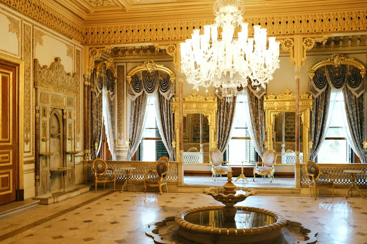 Salão palaciano luxuoso com detalhes dourados e lustres elegantes em Istambul, Turquia