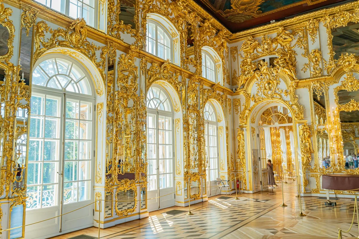 Stile barocco lussuoso con decorazioni dorate e grandi finestre ad arco