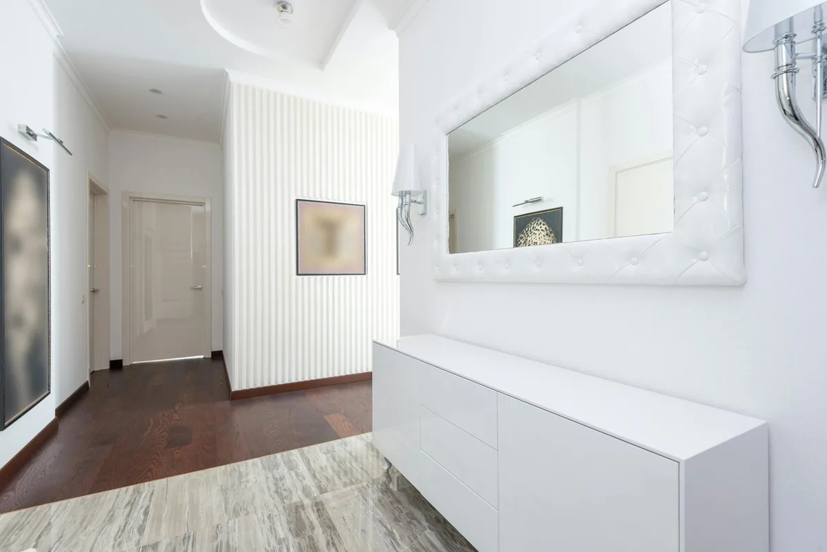 Luxuriöser minimalistischer Flur mit modernen Möbeln und heller Dekoration