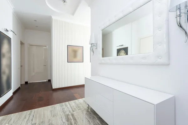 Luxuriöser minimalistischer Flur mit modernen Möbeln und heller Dekoration