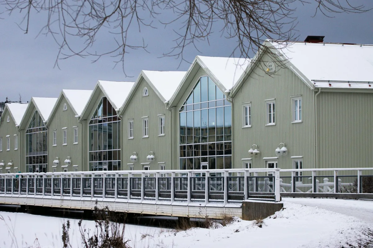 Moderne Gebäude mit dreieckigen Schneedächern, Jönköping, Schweden