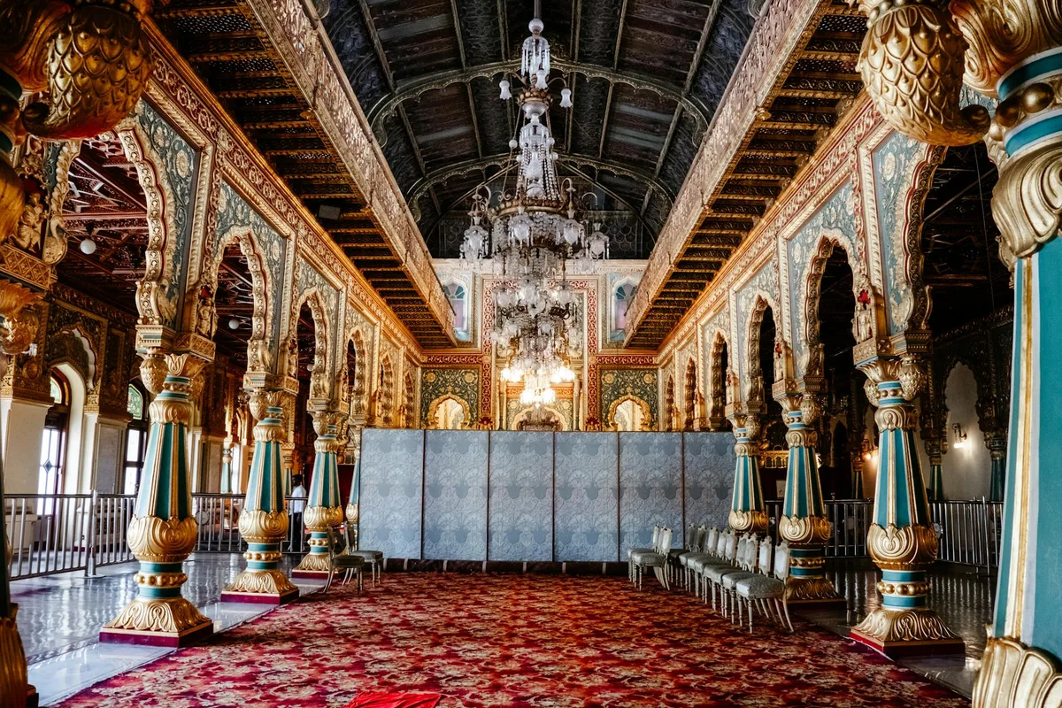 Interno opulento del Palazzo Mysore con architettura grandiosa e patrimonio culturale