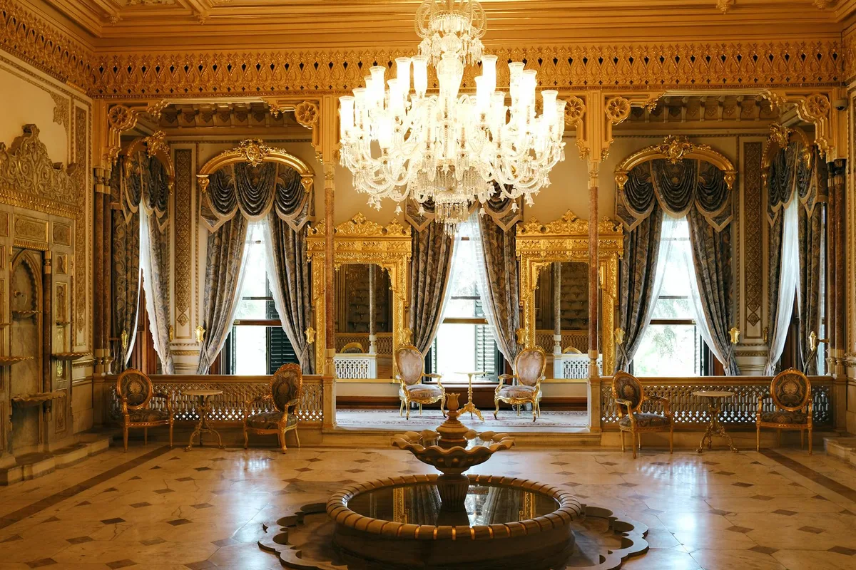 Sala opulenta di un palazzo a Istanbul con lampadario maestoso e decorazioni dorate eleganti